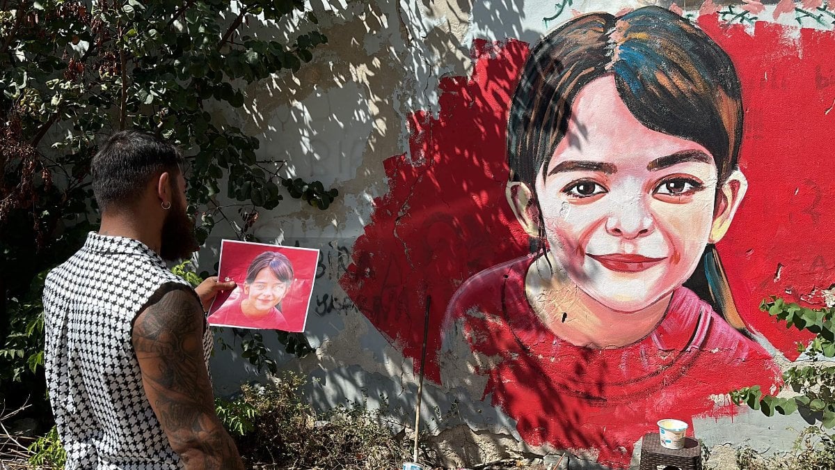 Azerbaycanlı ressam Narin Güran’ın portresini çizdi