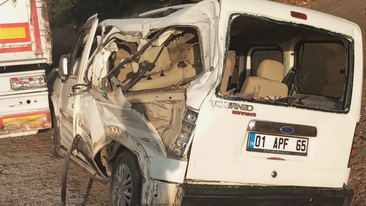 Mersin Tarsus’ta kamyonet ve TIR çarpıştı: 9 yaralı