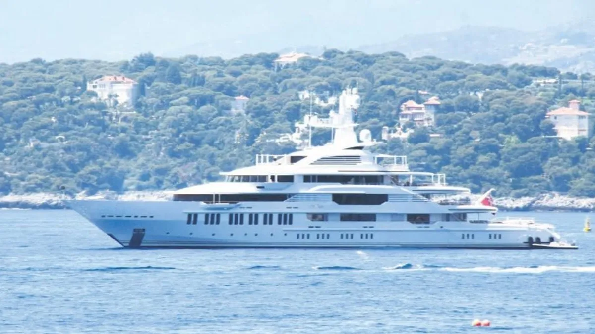 Ünlü yazar mega yatını Fethiye’ye demirledi