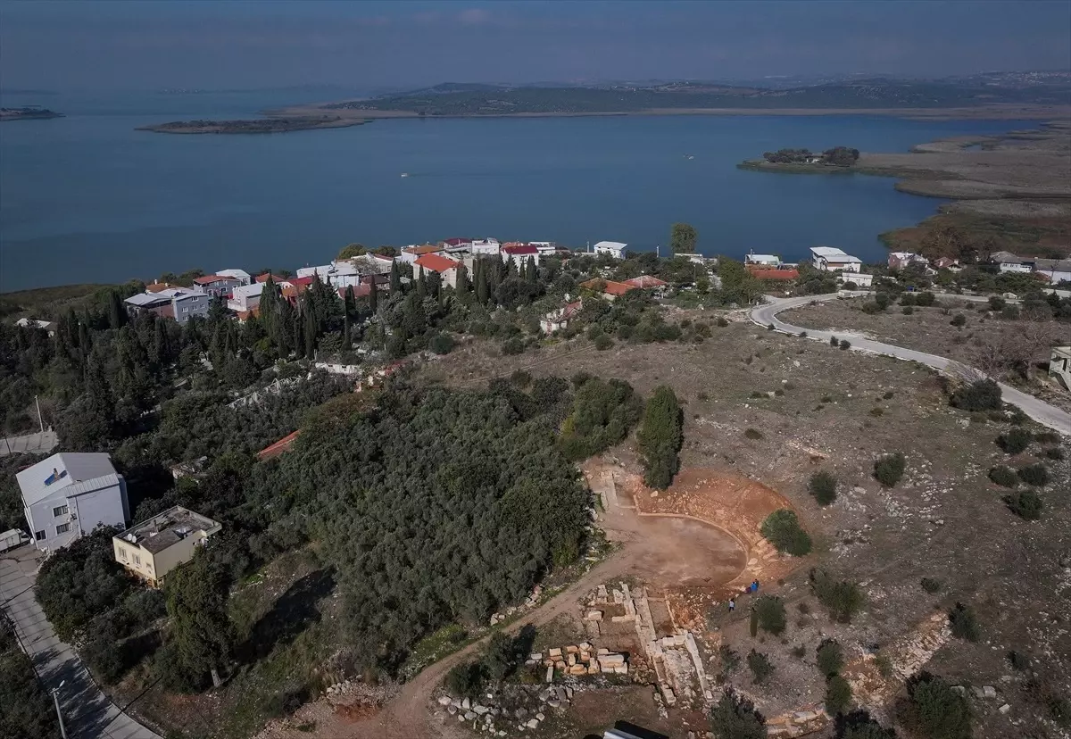 Gölyazı’daki antik tiyatroda “kişiye özel” seyirci basamağı bulundu