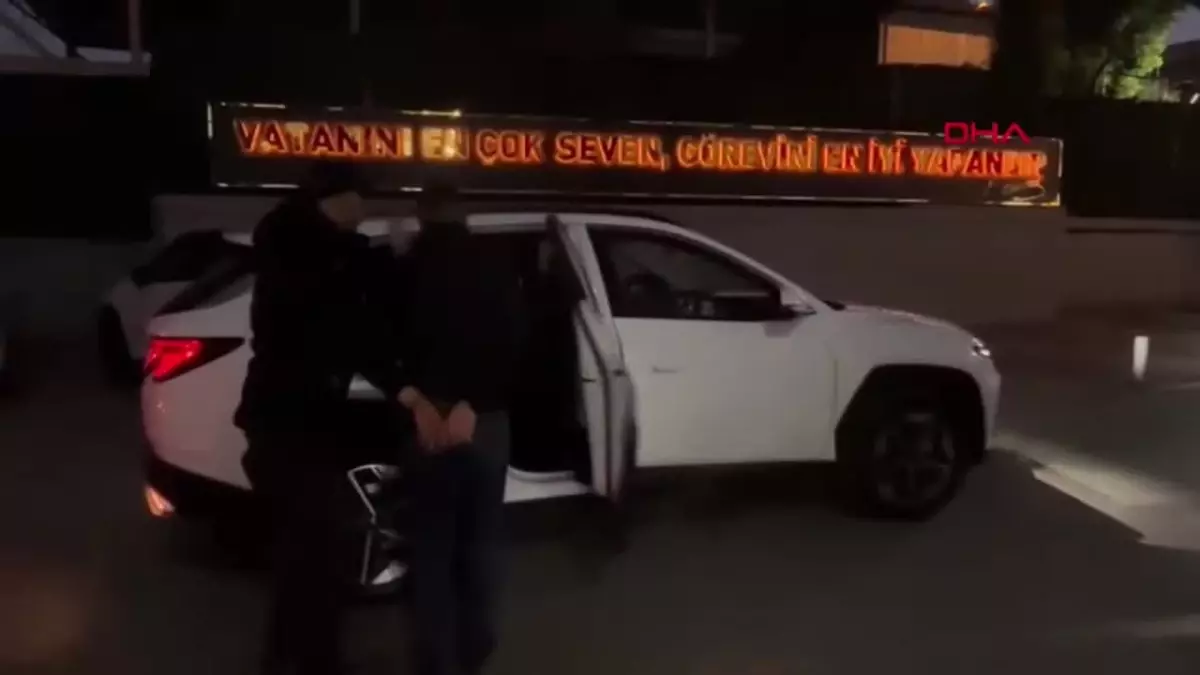İzmir’de Dolandırıcı Yakalandı: 3 Milyon Lira Değerinde Döviz ve Ziynet Eşyası Ele Geçirildi