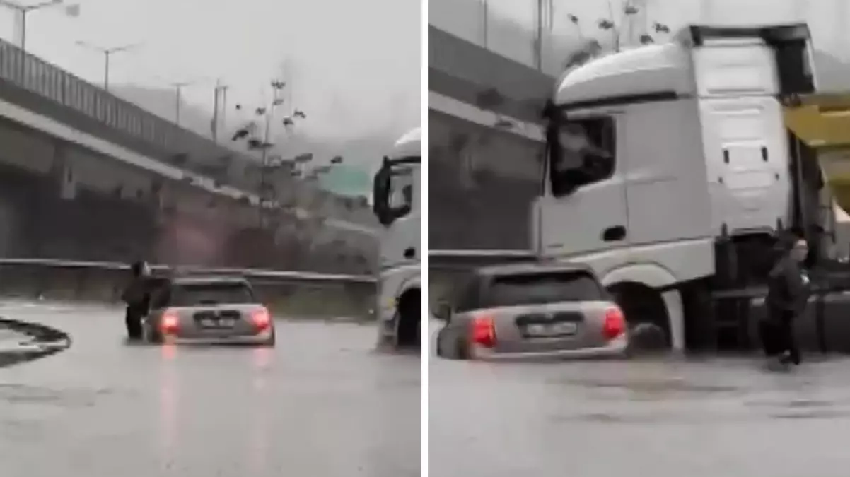 Kağıthane’de araç, sağanak nedeniyle su birikintisinde mahsur kaldı