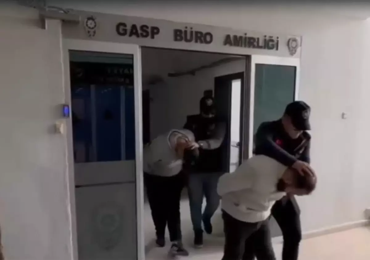İzmir’de Motosikletle Ateş Açan İki Şüpheli Tutuklandı