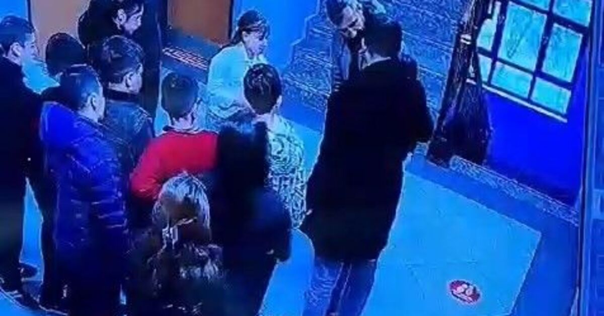 Nefes borusuna patlamış mısır kaçan öğrencisini ‘Heimlich’ manevrasıyla kurtardı