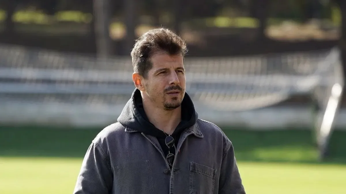 Eski futbolcu ve teknik direktör Emre Belözoğlutrafik kazası geçirdi!