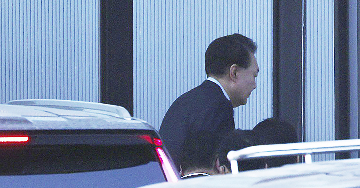 Güney Kore’nin azledilen lideri Yoon gözaltına alındı