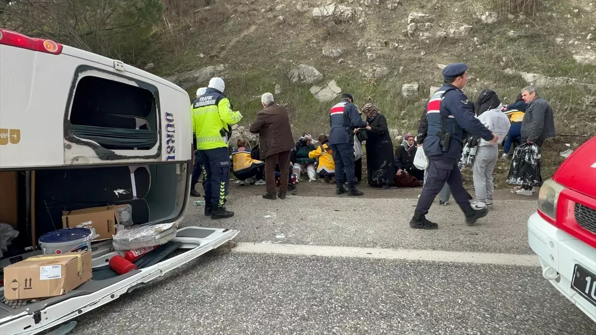 Kepsut’ta Trafik Kazası: 2 Ölü, 18 Yaralı