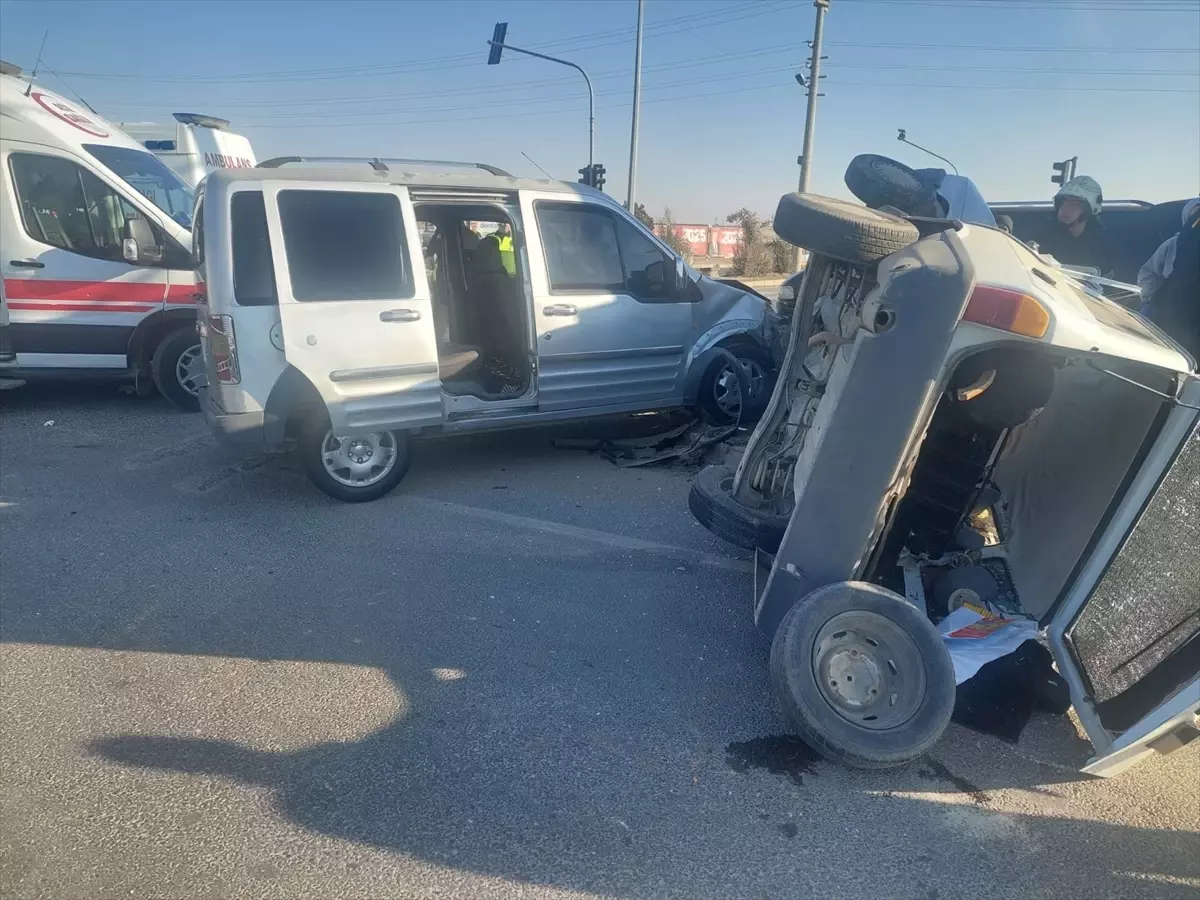 Nizip’te Trafik Kazası: 14 Yaralı