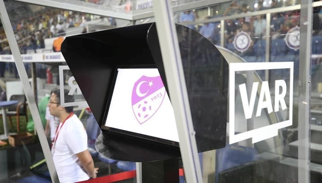 Süper Lig’de VAR bozuldu: Aynı pozisyona iki farklı karar!