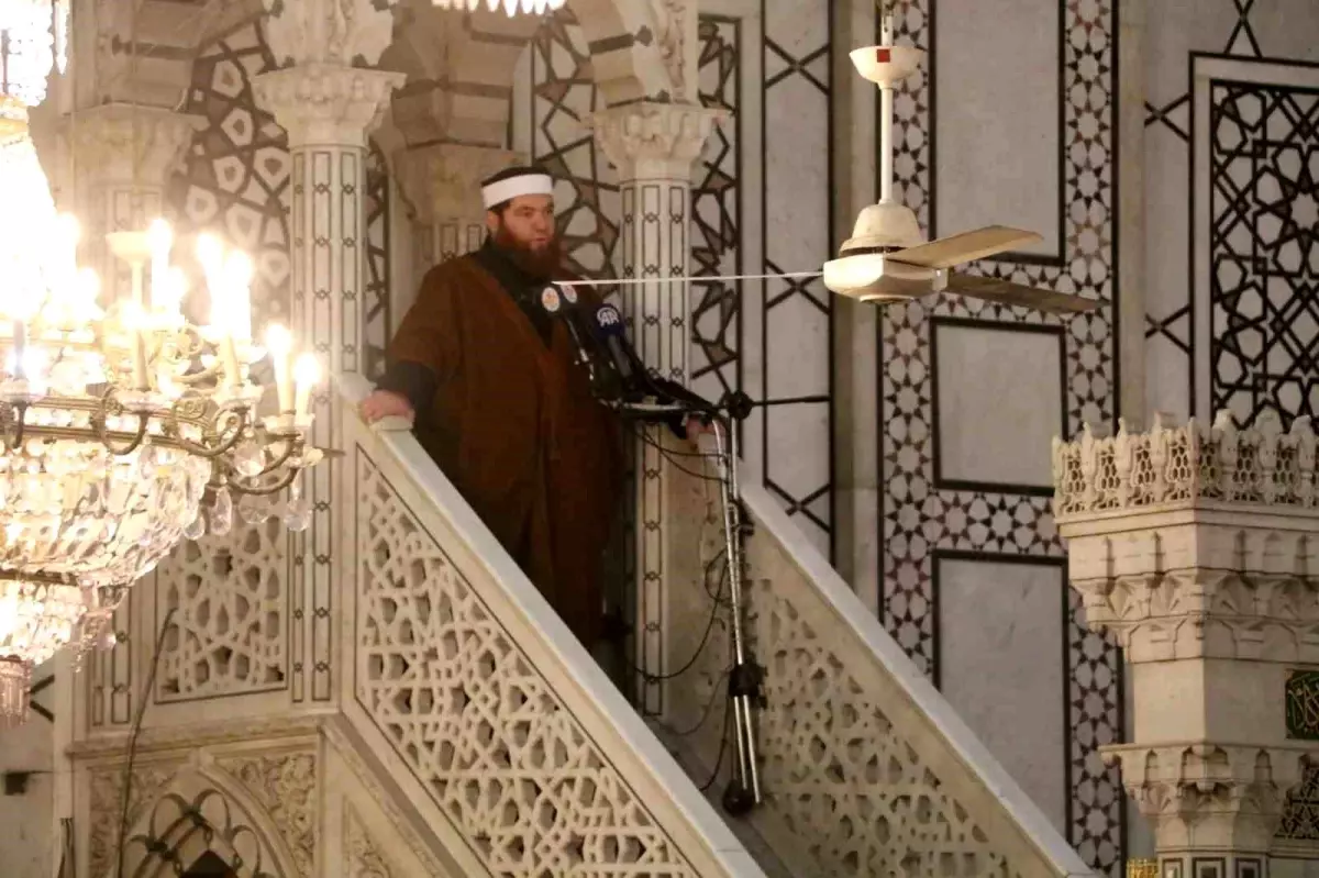 Emevi Camii’nde Cuma Namazı Coşkusu