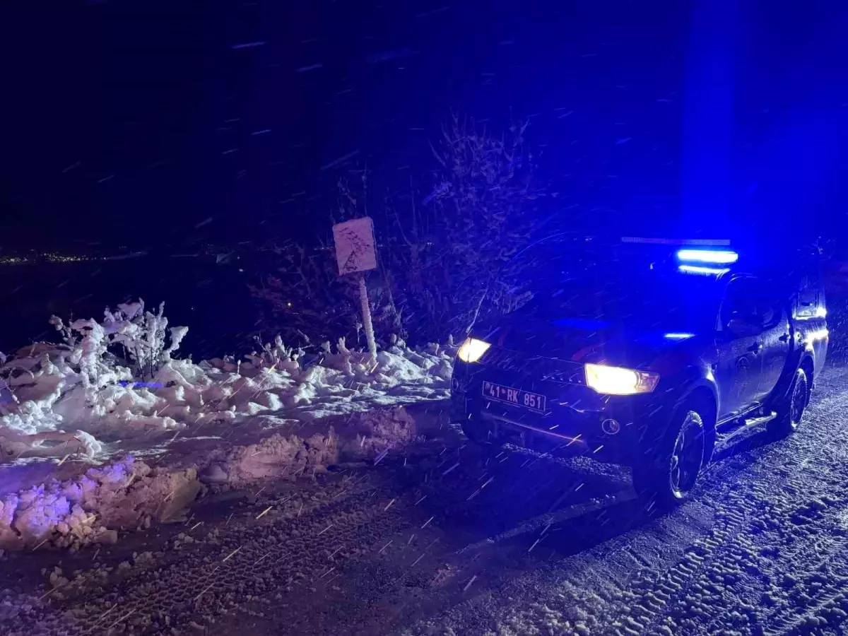 Karamürsel’de Jandarma Aracı Uçurumdan Yuvarlandı