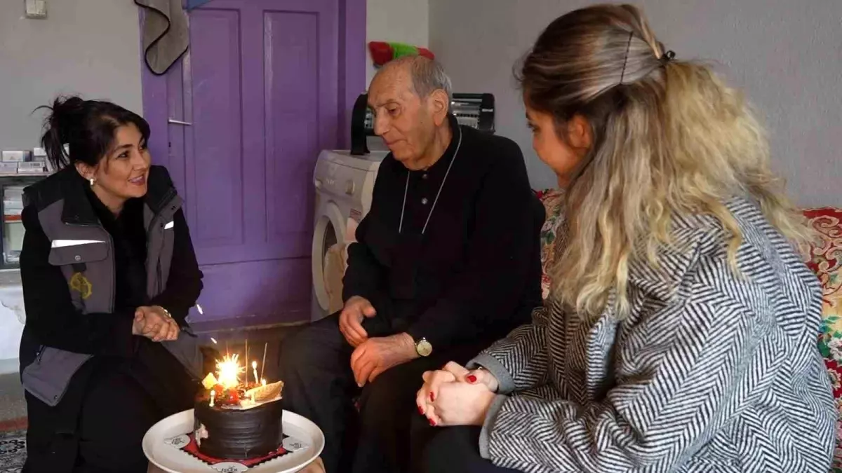 Kırıkkale’de 85 Yaşındaki Niyaz Semiz’e Doğum Günü Sürprizi