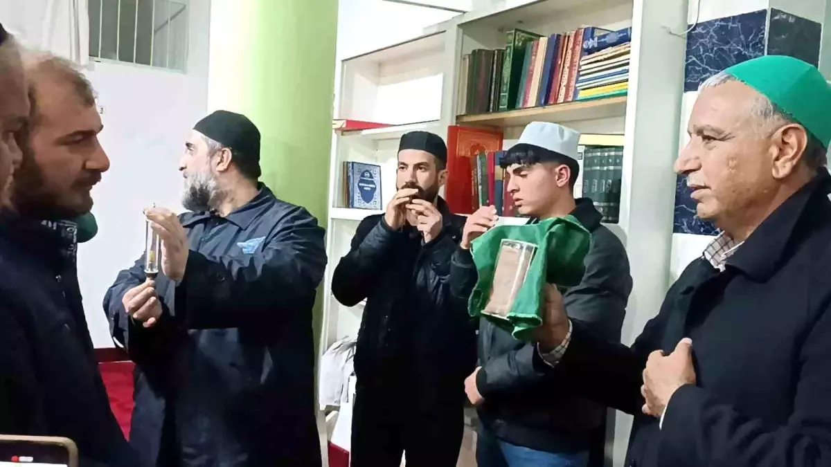 Dicle’de Hırka-i Şerif ve Sakal-ı Şerif Ziyarete Açıldı
