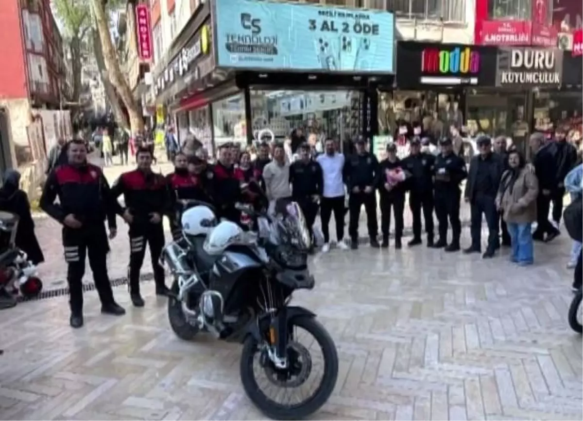 Polisler Meşale ile Karşılandı