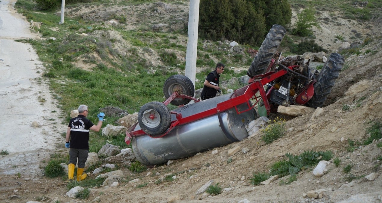 Burdur’da feci kaza! Traktör şarampole yuvarlandı, sürücü hayatını kaybetti