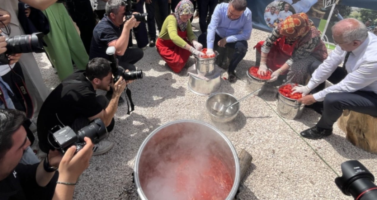 Festival eşliğinde hasadı başladı