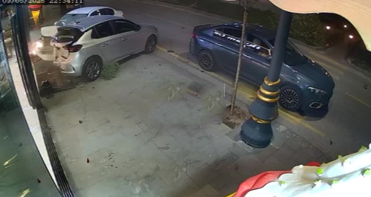 Kontrolden çıkan otomobil başka araca çarparak su kanalına uçtu